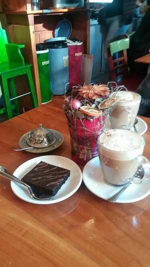 Chai Latte und Brownie - vegan at Amara Stühlinger in Freiburg