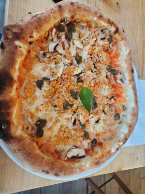 Base tomate,no thon, faux mages bleu, champignons, capres  at Lou in Lille