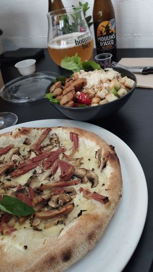 Salade et pizza véganes. at Lou in Lille