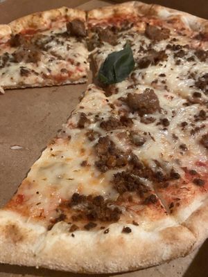 Pizza custom avec de la mozza végétale, du haché et des merguez végétale !  at Lou in Lille