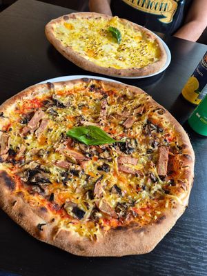 Pizza Reine et pizza 4 fromage (vegan les 2) at Lou in Lille