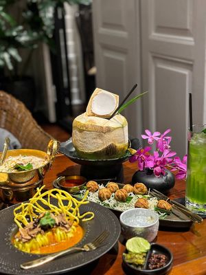 We were looking for a place that sells Thai vegan food, and we chanced upon this place after visiting Wat Pho. Food is amazing 10/10, staff were very friendly and attentive. Love t at Vegan Mahanakhon in Bangkok