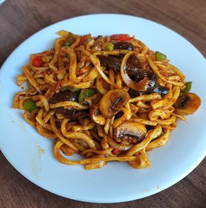 Fried noodles with wood ear, button mushrooms and bell pepper at Mukam in Bonn