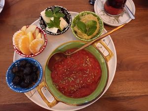 Brunchplatte vegan mit Hummus, Seitan und Shakshuka ohne Ei at AVA Arthouse in Simmern