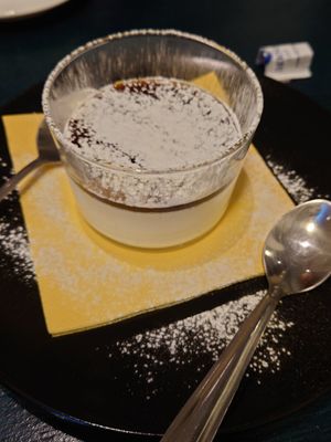 Pana Cotta with caramel sauce at Meow Pizzeria Verde in Innsbruck