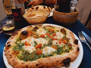 Pew pew pesto 💚 at Meow Pizzeria Verde in Innsbruck