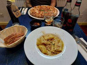 Pizza amatriciana & pasta carbonara 💛 at Meow Pizzeria Verde in Innsbruck