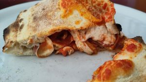 Calzone von innen at Meow Pizzeria Verde in Innsbruck