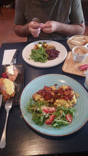 Monthly brunch! I dunno how long it will last (cuz only once per month) but if you have an opportunity to go, simply go! 🤤 at Meow Pizzeria Verde in Innsbruck