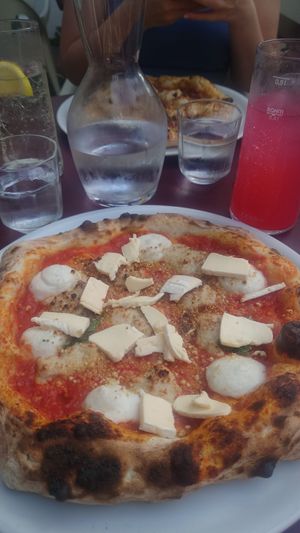 4 cheese pizza 🍕 at Meow Pizzeria Verde in Innsbruck