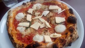 4 cheese pizza at Meow Pizzeria Verde in Innsbruck