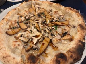 "Greta" pizza with truffle cream at Meow Pizzeria Verde in Innsbruck