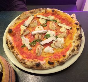 Pizza Quattro Formaggi at Meow Pizzeria Verde in Innsbruck