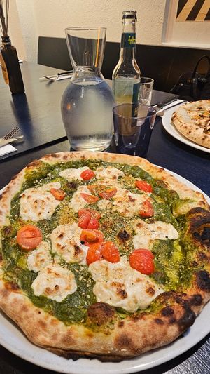 Pew Pew Pesto at Meow Pizzeria Verde in Innsbruck