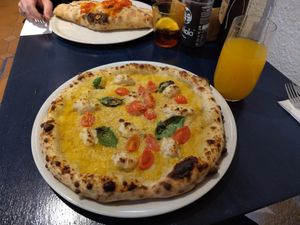 Pizza Rita mit Tomatensauce aus gelben Tomaten at Meow Pizzeria Verde in Innsbruck