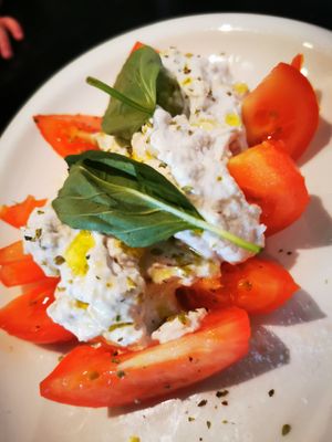 Caprese at Meow Pizzeria Verde in Innsbruck