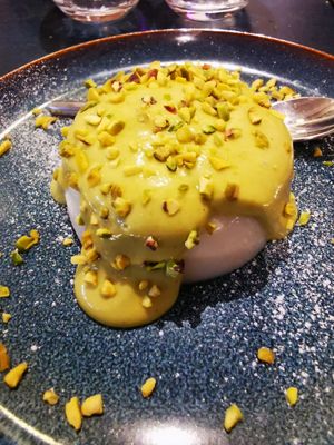 Panna cotta Pistache saus at Meow Pizzeria Verde in Innsbruck