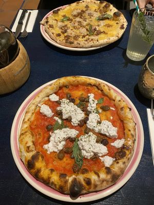 Pizza Amatriciana & Pizza Napoli (unten)  at Meow Pizzeria Verde in Innsbruck