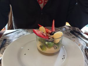 Postre de crema de vainilla y fruta at Restaurante As Maceiras in Ourense