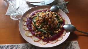 Ensala de garbanzos con verduras at Restaurante As Maceiras in Ourense