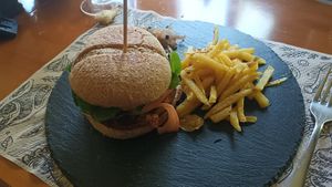 Hamburguesa vegana con patatas at Restaurante As Maceiras in Ourense