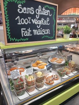 Le stand de marché  at Saveurs Végétales Gourmandes in Royan