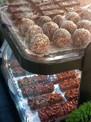 Snacks gourmands : snickers, boules d’énergie   at Saveurs Végétales Gourmandes in Royan