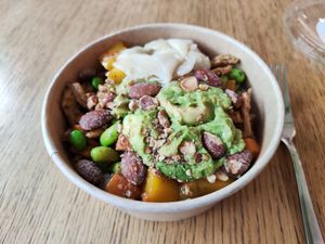 Avocado bowl at Kaisin - Hardbrücke in Zurich