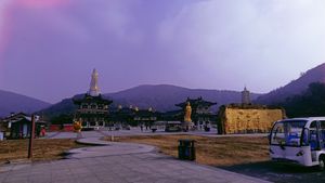 Fantastic view of the big Guanyin statue. The entrance is right next to the noodle shop. #Veganuary at FoZeYuan 佛泽园  in Xishan Island