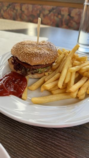 Veganer Burger mit Pommes  at Gasthaus Bäreck in Unken