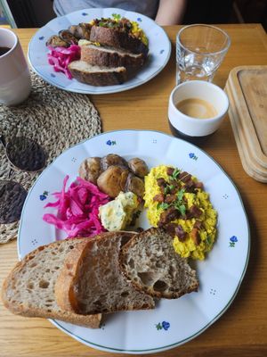 Scrambled tofu at Moment in Prague