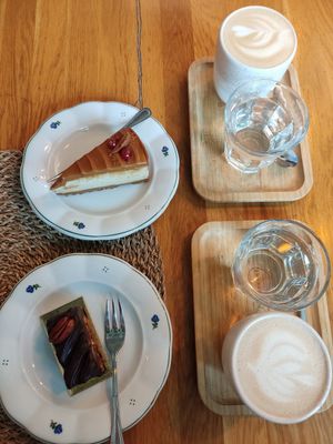 Lotus cheesecake and snickers cake at Moment in Prague