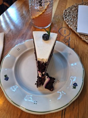 The cake😄very pretty at Moment in Prague