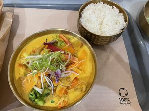 Caril de vegetais com tofu  at SOYA Thai Express in Lisbon