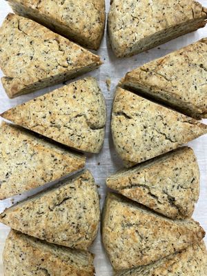 焼き菓子類は、バターの代わりに有機ココナッツオイル、牛乳の代わりに豆乳、卵の代わりに亜麻仁(フラックスエッグ)を使用  at Blissful in Fukui