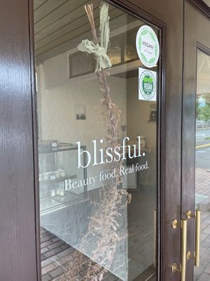 スイーツも日替わりで毎日種類が変わります。何に出逢えるかはその日次第。わくわくをご用意してお待ちしております！  at Blissful in Fukui