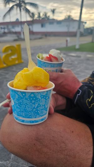 Mangoeis mit Erdbeertopping at Ecofrost in Puerto Villamil