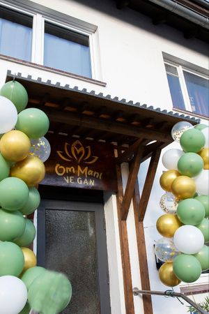 Eingang bei der Eröffnung at Om Mani Vegan in Wedel