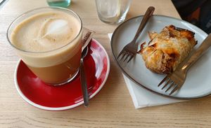 Oat latte macchiato and apple roll at Tanto Gusto in Vielha