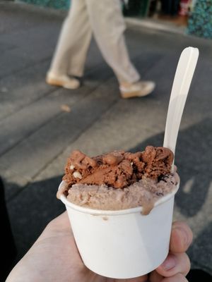 Chocolate cookie dough and burgermEISter at Das Eis in Frankfurt