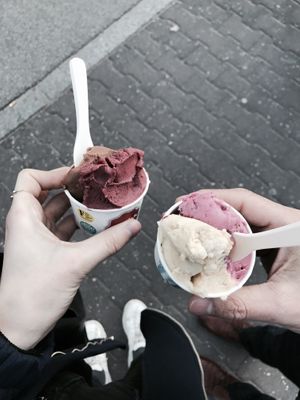 Sehr leckeres Eis. Einige vegane Optionen. at Das Eis in Frankfurt