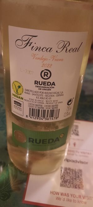 Vinho vegan at Hola Indian in Salamanca