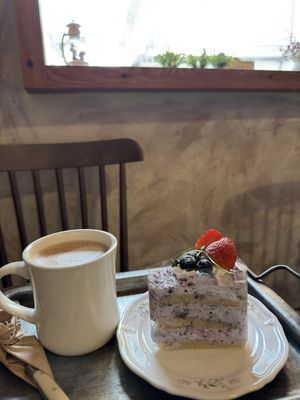 Blueberry cake + chocolate latte which is a hot chocolate (seems like chocolate powder was used)  at Vegeming - 베지밍 베이크 in Seoul