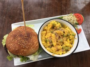 Vegan Mac‘nCheese and Burger at Symbiose in Leipzig
