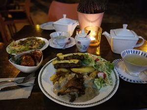 Bunte Bohnen Braten, Blumenkohl Wings und Quiche Lorraine at Symbiose in Leipzig