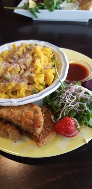 Mac n' cheese und nuggets at Symbiose in Leipzig