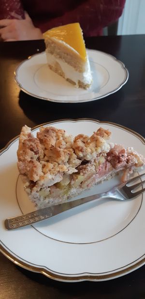 Rhabarber und Mandel Crumble und Mango Cheese cake at Symbiose in Leipzig