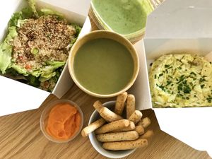 Aioli de zanahoria, ensalada con tabouleh, crema de espinacas y manzana, curry al tofu con coliflor, leche de coco y arroz basmati, batido de kiwi y piña #Veganuary at Eco-Vegetaria in Mallorca