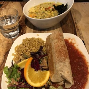 Burrito aux fèves noires en version végane et Curry à la mangue at Lola Rosa - Parc in Montreal
