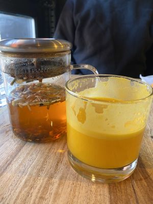 Tea and fresh orange juice at Lola Rosa - Parc in Montreal